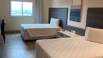 Frigobar, cofres nos quartos, escrivaninha, cortinas blackout