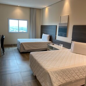 Minibaari, tallelokero huoneessa, työpöytä, pimennysverhot