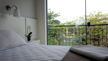 Habitación doble, balcón | Escritorio, cortinas opacas, sistema de insonorización