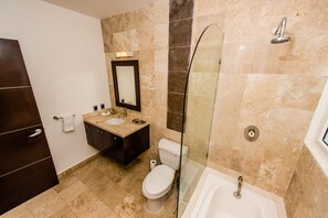 Penthouse, 2 Schlafzimmer, Terrasse | Badezimmer | Duschwanne, Komfortbadewanne, kostenlose Toilettenartikel, Haartrockner