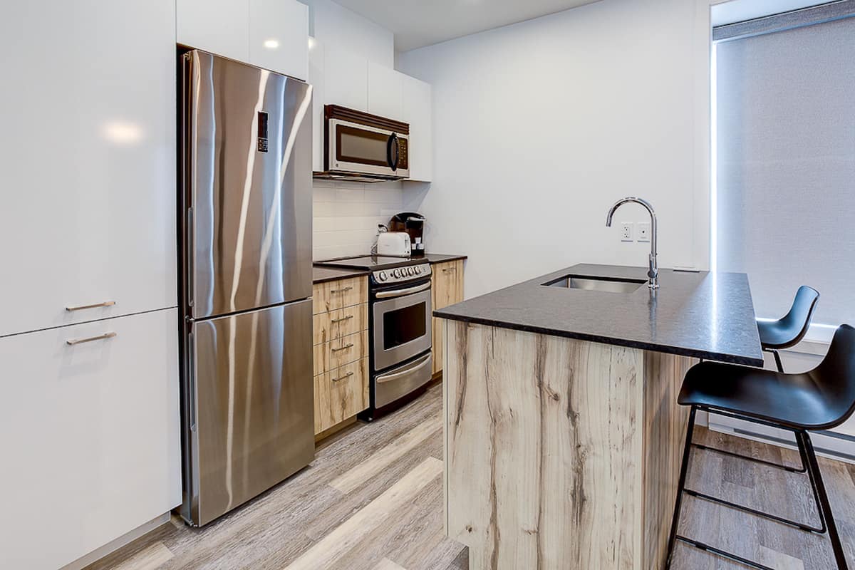 room (209) | private kitchen | full-sized fridge, microwave, oven, stovetop