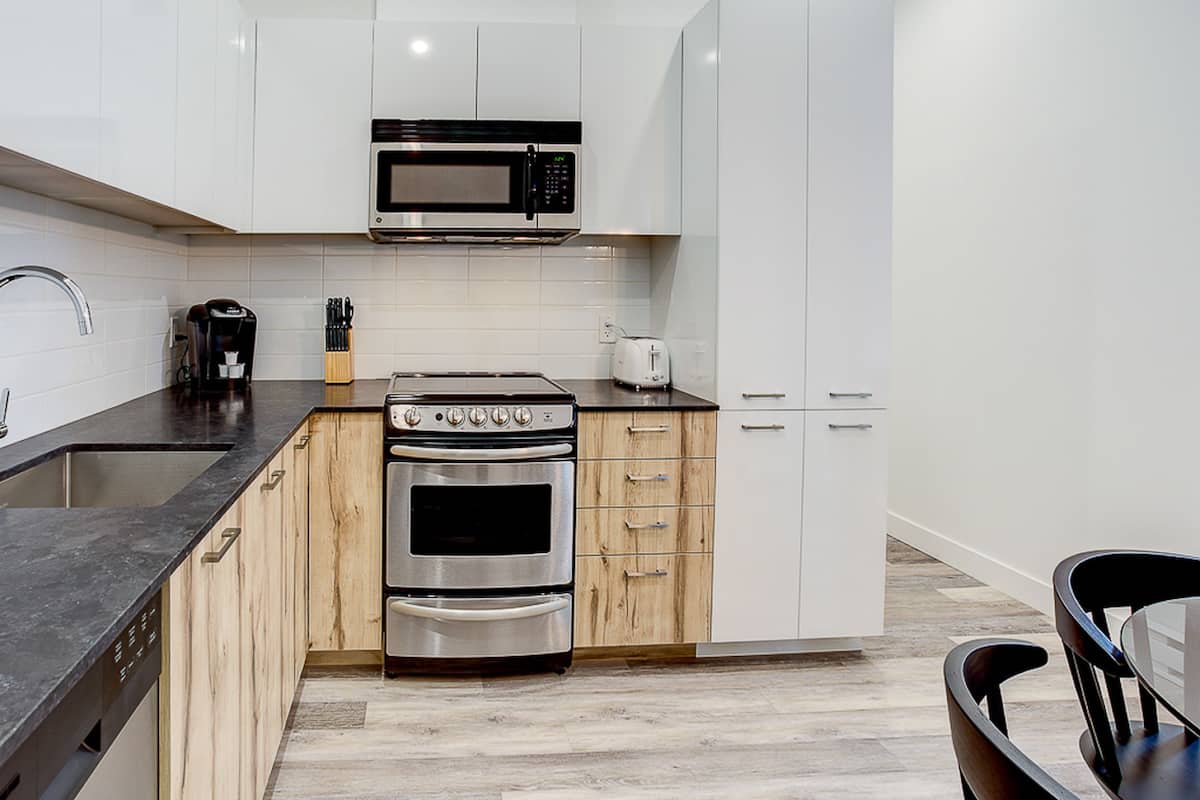 loft (105) | private kitchen | full-sized fridge, microwave, oven, stovetop