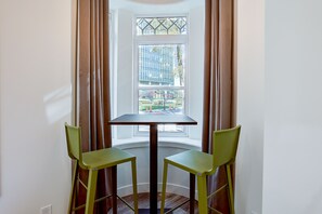 Loft, City View | Living area | Flat-screen TV - L'Adresse - lofts Grande-Allée (Québec City)