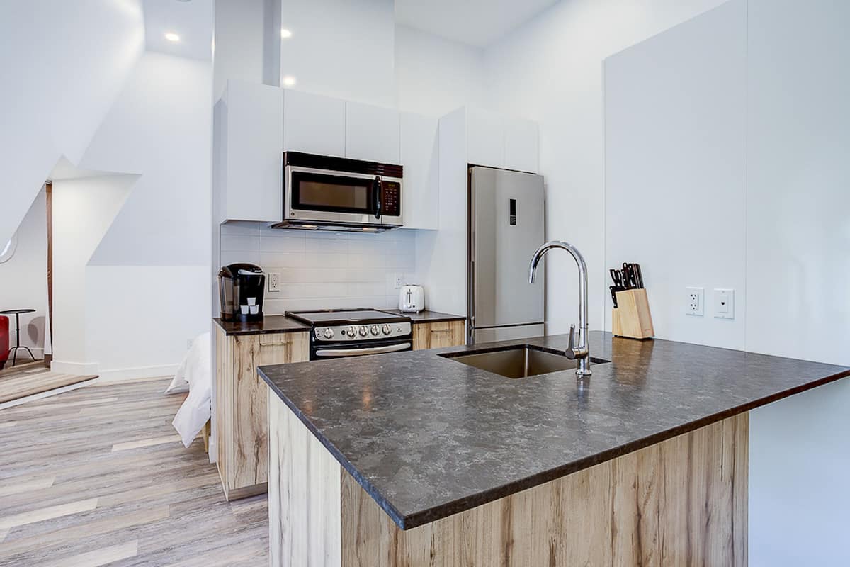 loft (310) | private kitchen | full-sized fridge, microwave, oven, stovetop