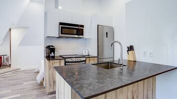 Loftsværelse (310) | Privat køkken | Køleskab/fryser i fuld størrelse, mikrobølgeovn, ovn, kogeplade