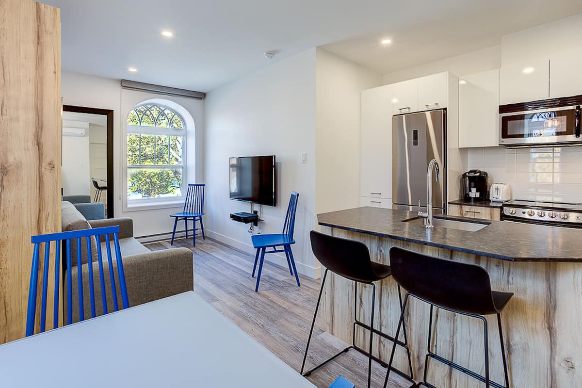 loft (207) | private kitchen | full-sized fridge, microwave, oven, stovetop