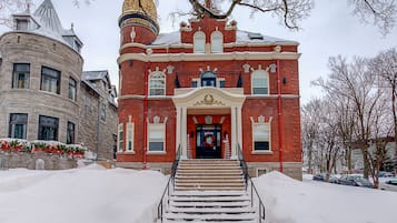 Un bâtiment historique doté d’une tour imposante et d’un grand dôme.
