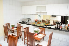 Tägliches inbegriffenes kontinentales Frühstück