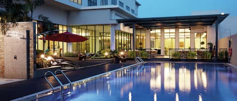 3 piscinas al aire libre, tumbonas