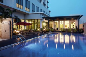 3 座室外游泳池，提供日光浴躺椅