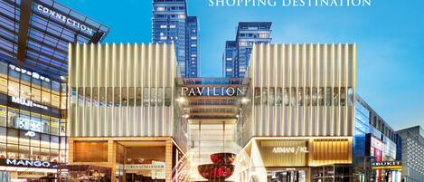 Un centre commercial moderne abritant des enseignes prestigieuses telles que Pavilion, Armani/Prada et Mango.