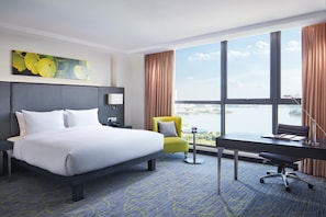 Deluxe Room, 1 King Bed, Lake View | Minibar, in-room safe, desk, free cribs/infant beds