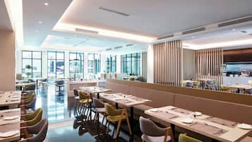 Phục vụ bữa sáng, bữa trưa và bữa tối