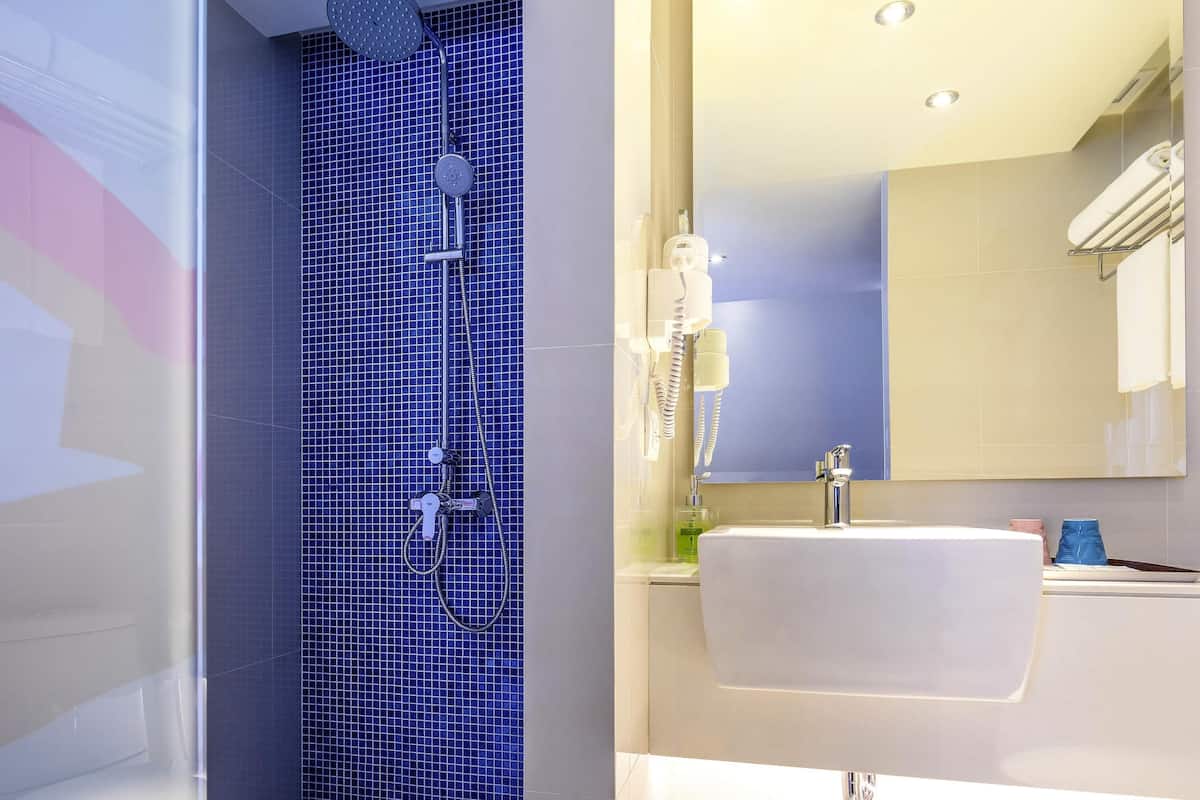 1 bedroom, premium bedding, in-room safe, desk
