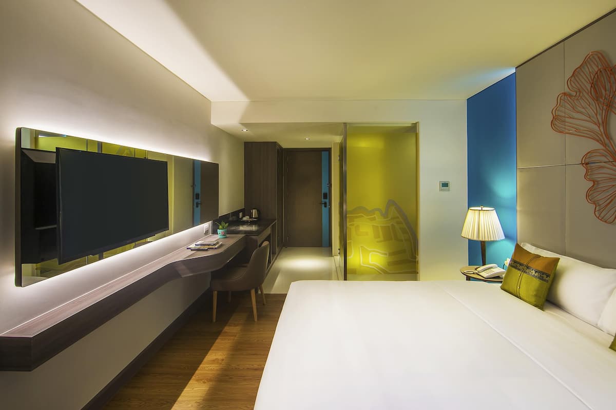 Standard Room, 1 Double Bed | 1 bedroom, in-room safe, desk, blackout drapes