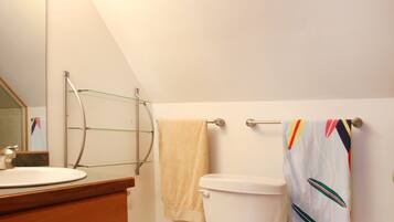 Cottage Keluarga, 2 kamar tidur, pemandangan danau, tepi danau | Kamar mandi | Kombinasi shower/bathtub dan perlengkapan mandi gratis
