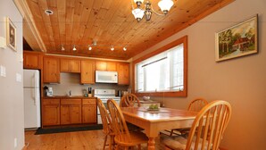 Private kitchen - Muskoka Cottage Beautiful Lake View (Gravenhurst)