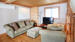 Living room - Muskoka Cottage Beautiful Lake View (Gravenhurst)