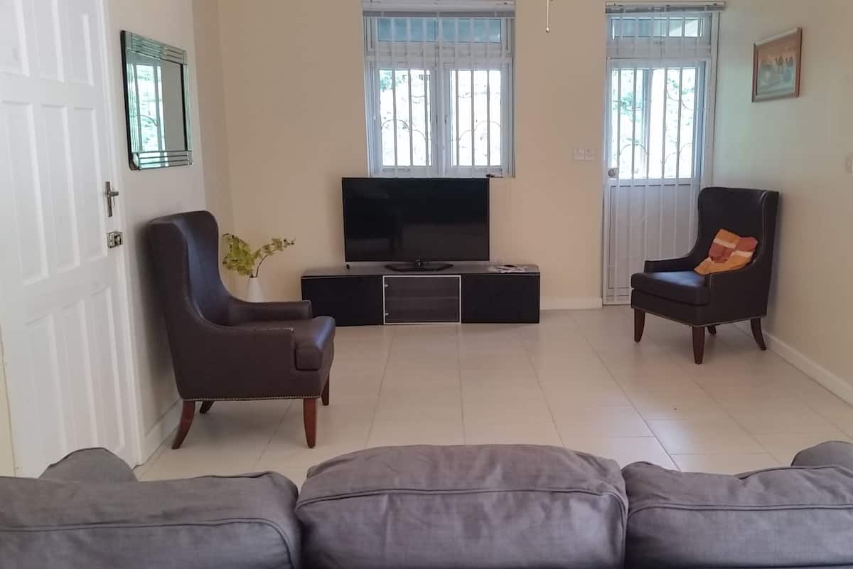 Appartamento Superior, 1 camera da letto, accessibile ai disabili, vista giardino | Area soggiorno | TV a schermo piatto 32 pollici con canali via cavo, TV