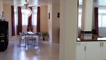 Biệt thự có thiết kế đặc trưng, 3 phòng ngủ, quang cảnh núi | Bếp riêng | Tủ lạnh, lò vi sóng, lò nướng, bếp nấu