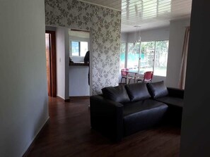 Apartment | Living room | 32-inch flat-screen TV with cable channels, TV - Casa Mirandita (Volcan)