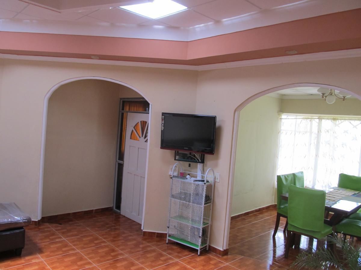 House, 3 Bedrooms | Ruang tamu | 32 inci televisyen skrin rata dengan kabel, TV 