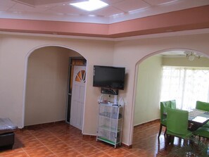 Nhà, 3 phòng ngủ | Khu phòng khách | TV màn hình phẳng 32-inch có truyền hình cáp, TV