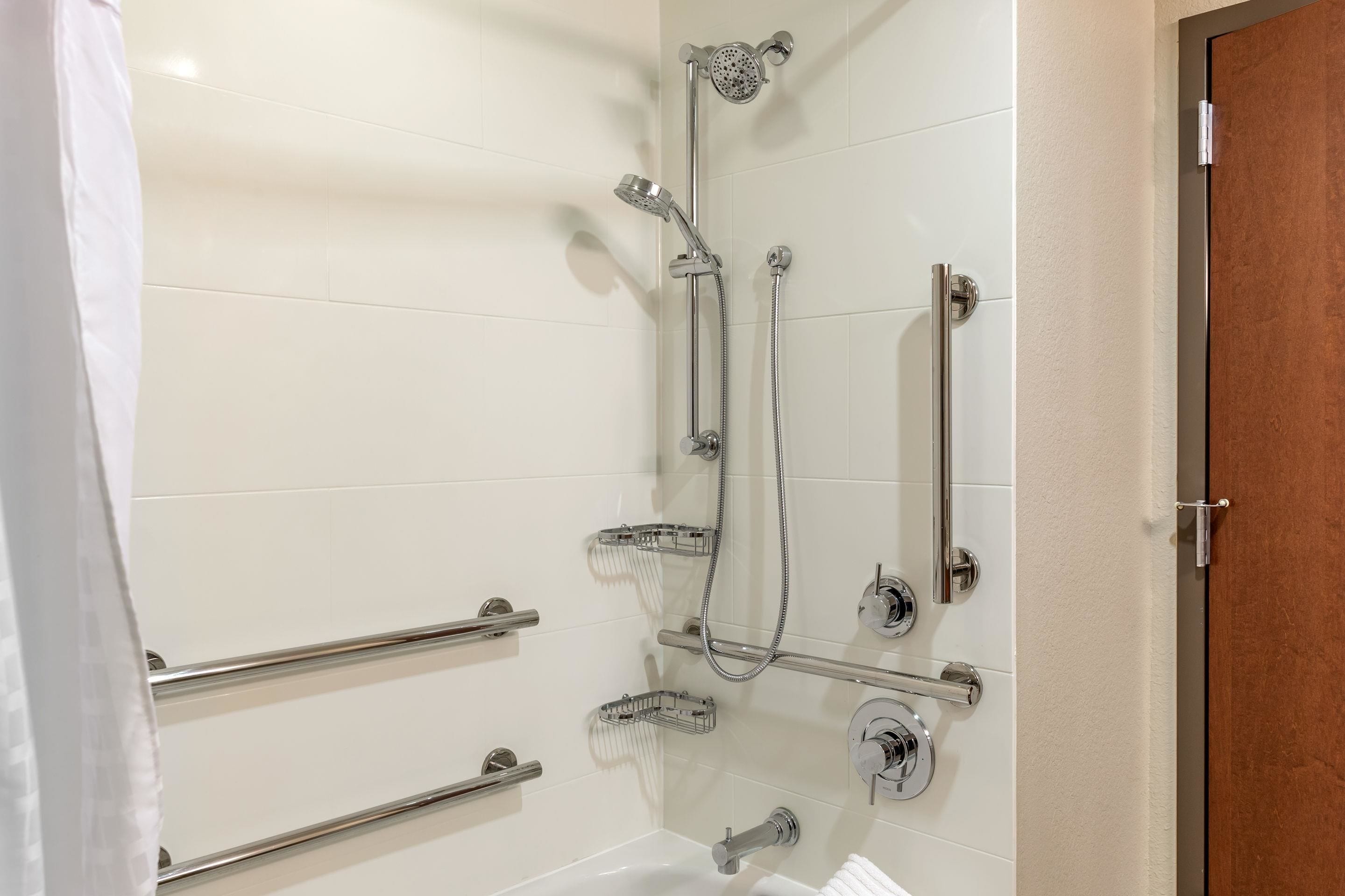 combined shower/bathtub, towels, soap, shampoo