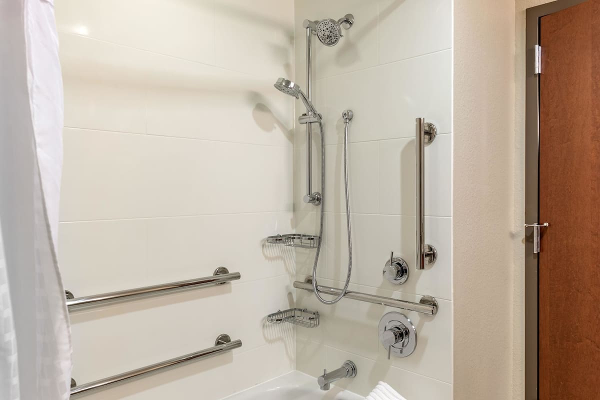 combined shower/bathtub, towels, soap, shampoo