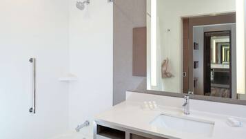 Quarto, 1 cama King | Banheiro | Produtos de toalete grátis, secador de cabelo, toalhas de banho