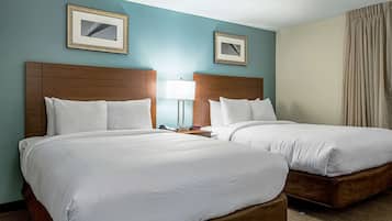 Suite, 2 camas Queen size, para no fumadores | Ropa de cama hipoalergénica, escritorio y cortinas blackout