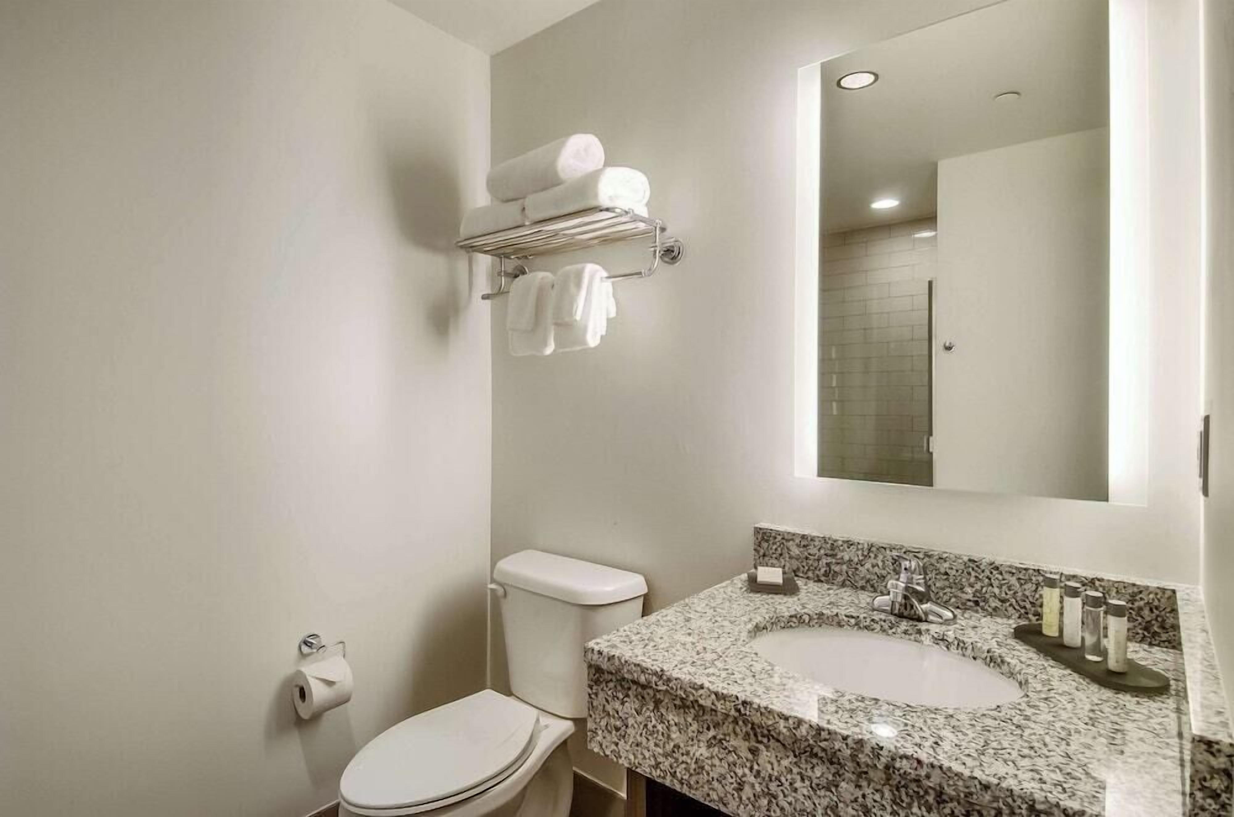 Shower, rainfall showerhead, free toiletries, hair dryer