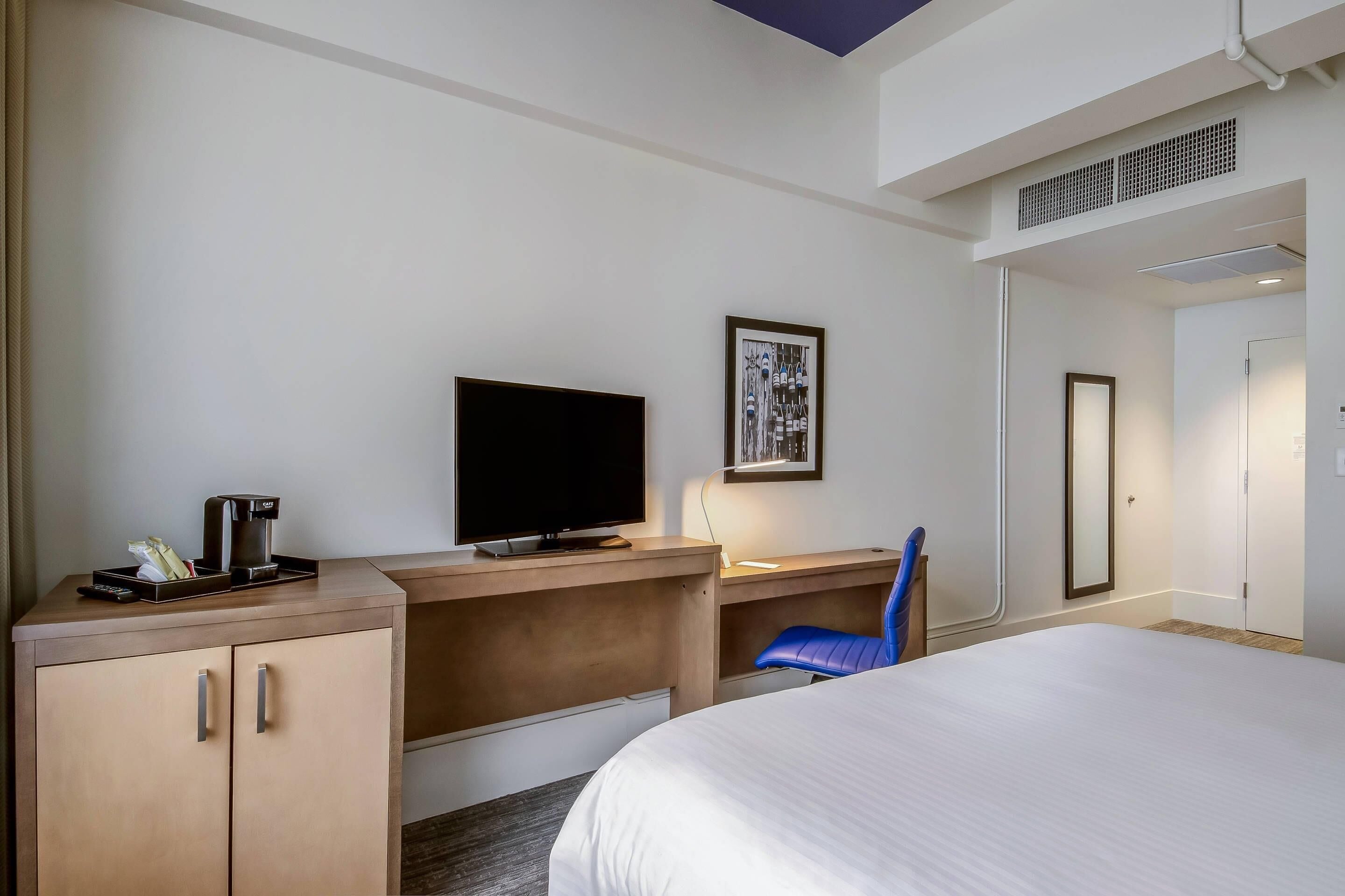 Standard King Non Smoking | Premium bedding, desk, laptop workspace, blackout drapes