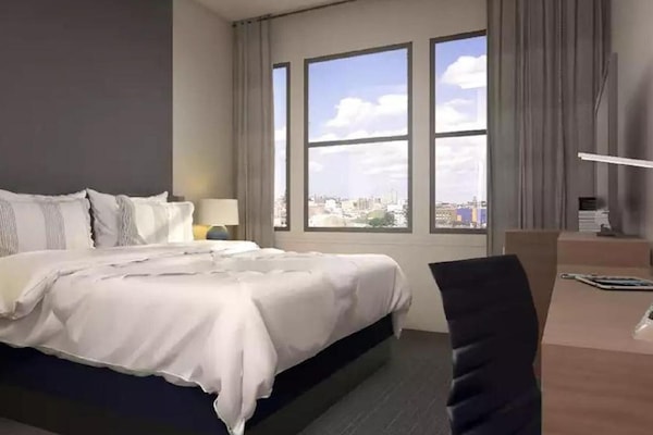 Luxe beddengoed, een laptopwerkplek, verduisterende gordijnen