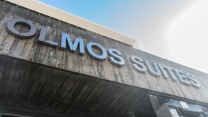 A building with the sign "OLMOS SUITES" on a concrete facade. - Olmos Suites (Córdoba)