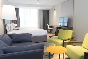 Roupas de cama premium, frigobar, cofres nos quartos, escrivaninha