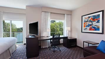 Escritorio, espacio para trabajar con laptop y cortinas blackout