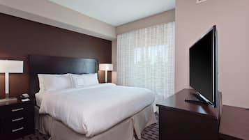 Escritorio, espacio para trabajar con laptop y cortinas blackout