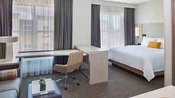 Brankas, meja kerja, tirai kedap cahaya, dan setrika/meja setrika