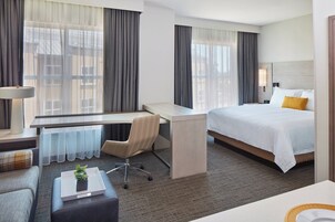 Caja fuerte, escritorio, cortinas opacas y tabla de planchar con plancha