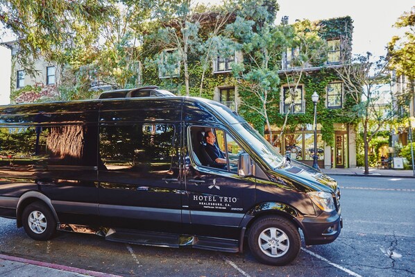 Una camioneta negra con la leyenda