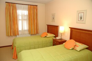 Frigobar, roupa de cama