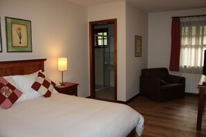 Quarto casal luxo | Frigobar, roupa de cama