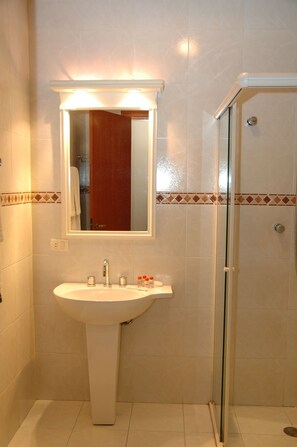 Deluxe Double Room | Bathroom | Shower, free toiletries, hair dryer, towels - Pousada Chablis (Campos do Jordão)