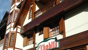 A traditional chalet-style building with a prominent sign reading "Chablis." - Pousada Chablis (Campos do Jordão)