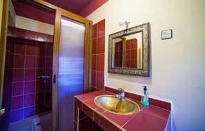 Phòng 3 | Phòng tắm | Buồng tắm vòi sen, đồ dùng nhà tắm miễn phí, khăn tắm