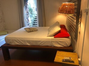 Escritorio, cortinas blackout, wifi gratis y ropa de cama 