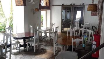 Apartamento Privativo | Área de estar | TV de tela plana