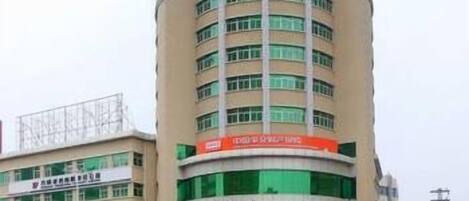 Vista frontal de la propiedad