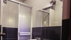 A bathroom with a toilet, sink, and shower. - Hotel Plaza Bolognesi (Trujillo)